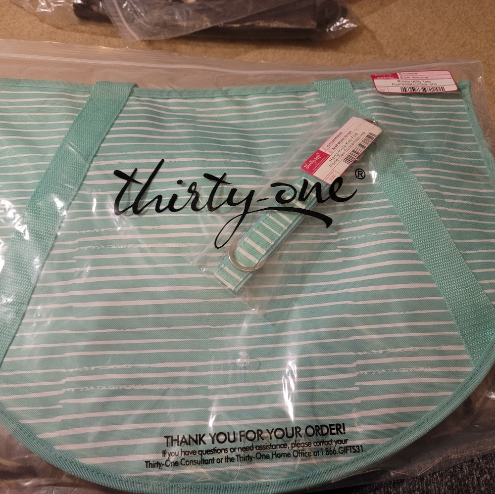 Thirty-one Round Utility Tote w/key fob